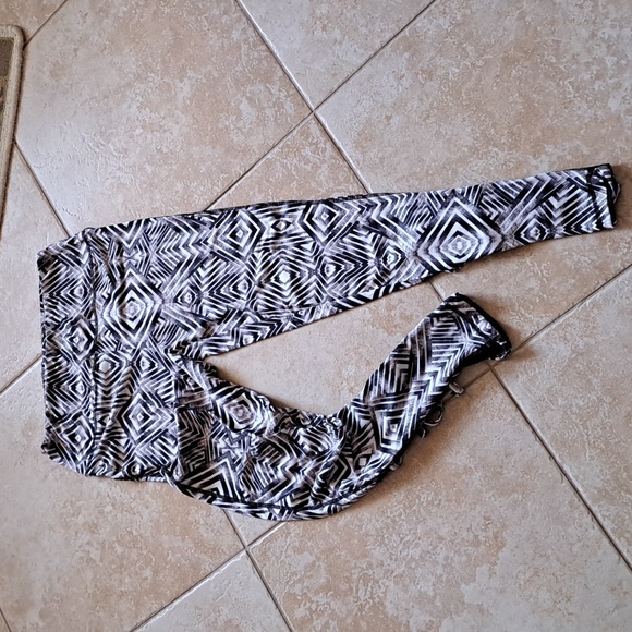 👍 Geometric Patterned Leggings - Picture 5 of 11